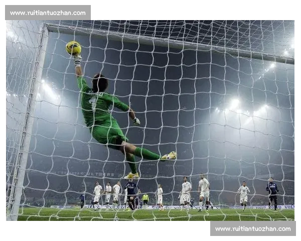 飞身扑救瞬间的精彩瞬间与守门员反应能力解析